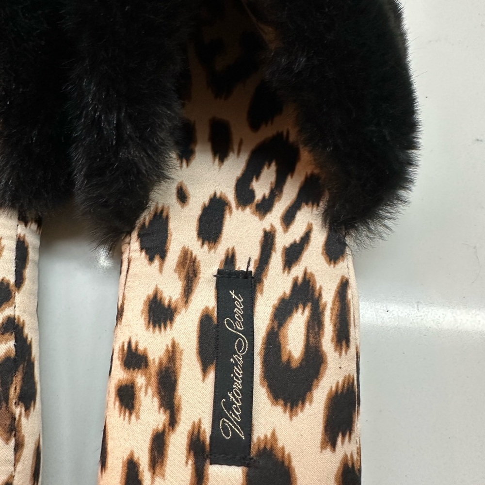NEW ⭐️⭐️ Victoria’s Secret Leopard Print Women's Slippers Black faux Fur M 7 8 - Picture 6 of 7